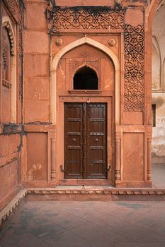 Splendeur discrète de la porte et du mur du Fort Rouge d'Agra