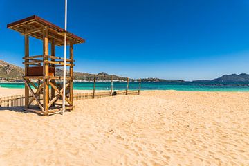 Mallorcas Sandstrand, schöne Küste an der Bucht von Pollensa, Spanien Mittelmeer von Alex Winter