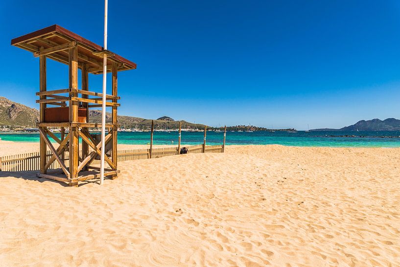 Mallorcas Sandstrand, schöne Küste an der Bucht von Pollensa, Spanien Mittelmeer von Alex Winter