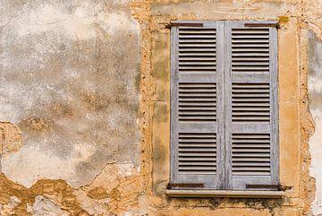 Detailaufnahme von alten Holzfensterläden und beschädigter Wand von Alex Winter