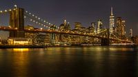 New York, Brooklyn Bridge bij nacht, de verbinding tussen Brooklyn en Lower Manhattan over de East R van Michael Kuijl thumbnail