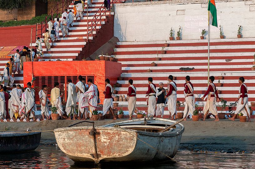 India: Ochtendceremonie aan de Ganges (Varanasi) by Maarten Verhees