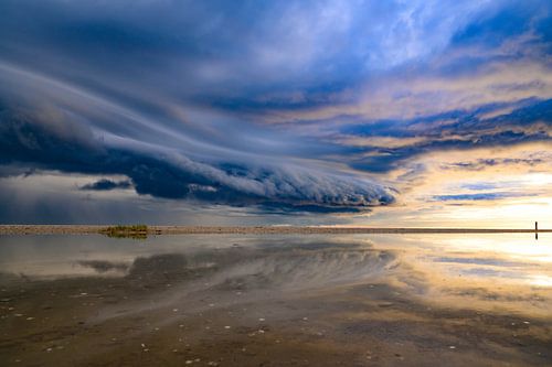 Zonsopgang op het strand van Texel met een naderende onweerswolk