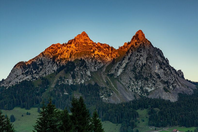 De Schwyzer bergen Grosser en kleiner Mythen in Centraal-Zwitserland schitteren met alpenglans van Martin Steiner