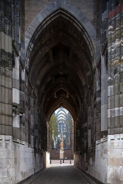 Der Durchgang unter dem Turm der Kathedrale in Utrecht. One2expose Wout Kok Fotografie von Wout Kok