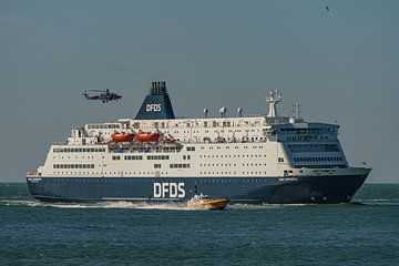 DFDS King Seaways en oefenende kustwachthelikopter. van Jaap van den Berg
