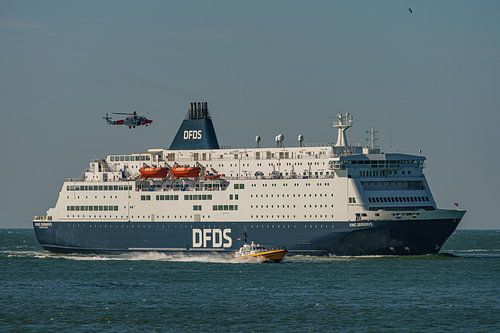 DFDS King Seaways met oefenende kustwachthelikopter.