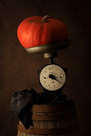 donkerbruin stilleven met pompoen van FotoBob