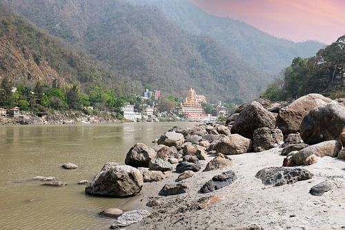 De rivier de Ganges bij Laxman Jhula in de Himalaya in India