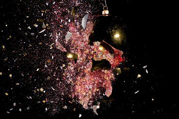 gouden kerstbal ontploft met rose glitters van Caroline Pleysier