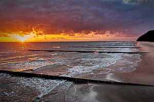Morgenansieht des Sandstrandes von Koserow während des Sonnenaufgangs