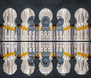 Schönheit von Symmetrie in Grand Moschee in Abu Dhabi