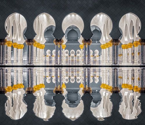 Schoonheid van symmetrie in Grote Moskee in Abu Dhabi