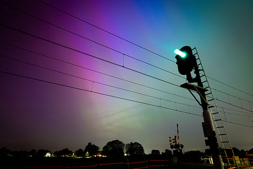 Noorderlicht boven het spoor bij Zwolle
