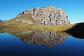 Kraft Tirols, wo alpine Weiten, Felsformationen und sanfte Bergwiesen eine kraftvolle, harmonische Landschaft formen.
