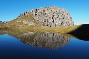Kracht van Tirol, waar alpine uitgestrektheid, rotsformaties en glooiende bergweiden een krachtig, harmonieus landschap vormen. van Miriam Schwarzfischer Fotografie