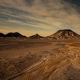 Désert noir au coucher du soleil en Égypte sur Gerwald Harmsen