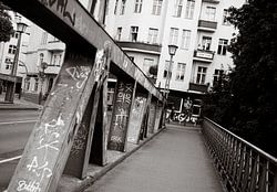 Berlin in Schwarzweiß – Graffiti-Brücke & Altbaufassade
