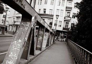 Berlin in Schwarzweiß – Graffiti-Brücke & Altbaufassade