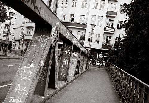 Berlin in Schwarzweiß – Graffiti-Brücke & Altbaufassade