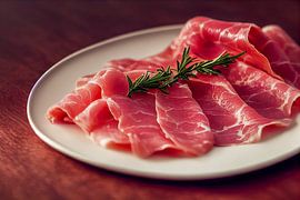 frischer Schinken auf einem Teller