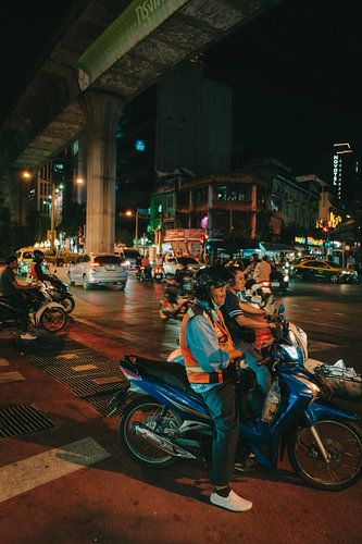 Nachtelijk verkeer in Bangkok: motorfietscultuur en stadsverlichting