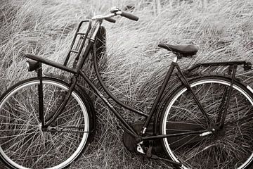 Geparktes Fahrrad mit Lärm, filmisches Sepia von Yanuschka Fotografie | Noordwijk