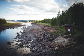 Zweedse natuur met de bekende rode gebouwen