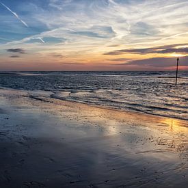 Wandelaar aan zee tijdens zonsondergang in Kijkduin, Den Haag von Esther van Lottum-Heringa