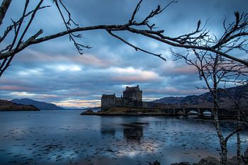 Le château d'Eilean Donan en bleu et rose