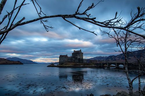 Eilean Donan Castle in blauw en roze van Nike Liscaljet