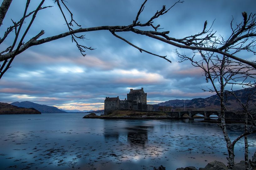 Eilean Donan Castle in Blau und Rosa von Nike Liscaljet Photography
