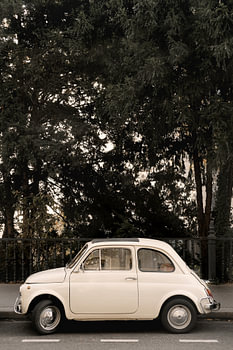 Petite voiture à Paris