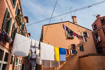 Historical buildings with clotheslines in the old town of Venice by Rico Ködder