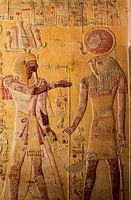 Zwei ägyptische Götter mit Hieroglyphen in Ägypten