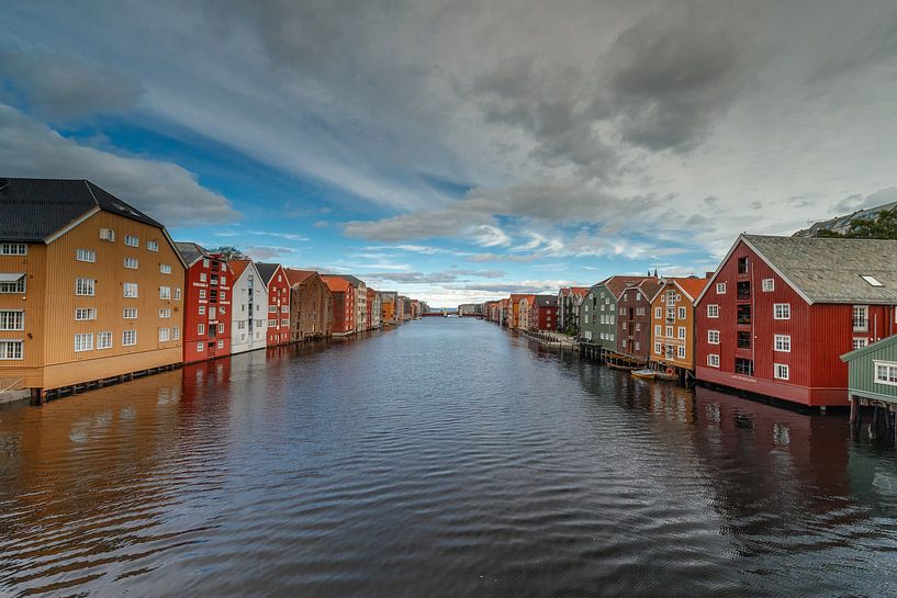 De gekleurde pakhuizen vanTrondheim van Menno Schaefer