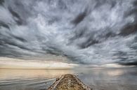 Wolkenlucht boven een spiegelend wateroppervlak vanhet IJsselmeer van Harrie Muis thumbnail
