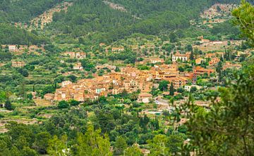Spanje, panoramisch uitzicht op mediterraan oud dorp Fornalutx van Alex Winter