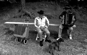 Cowboys in Norway with a dog von Rob van Dam