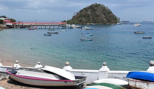 Uitzicht op het strand en de kade