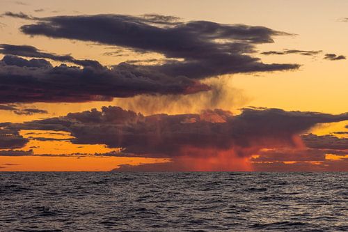 Kleurrijke bui op zee