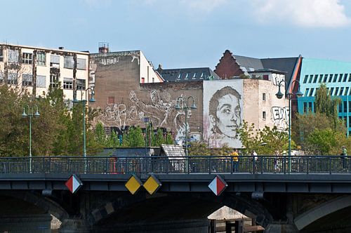 Oost-Berlijns stadsgezicht met graffiti op de Spree