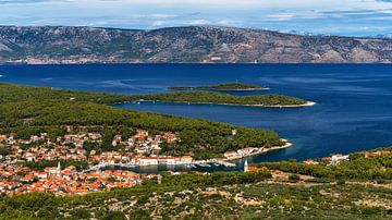 Panorama Stadt Jelsa auf der Insel Hvar in Kroatien mit Insel Brač und Mittelmeer