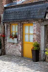 Yellow door in Durbuy by Sebastian Stef