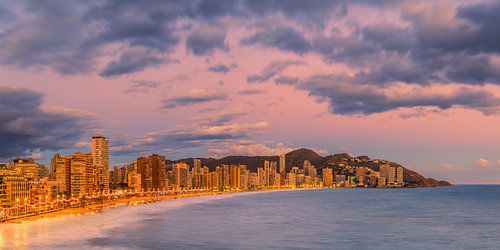 Panorama en zonsondergang in Benidorm, Spanje