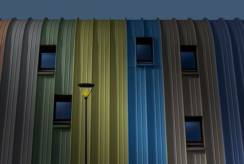 Architectuurfoto van gekleurde gevel met straatverlichting
