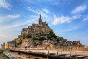 Mont Saint-Michel met blauwe lucht