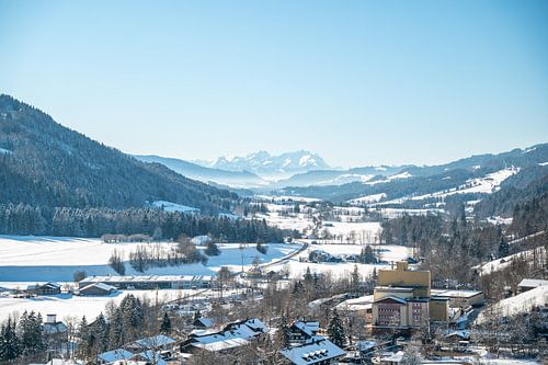 Winteruitzicht vanuit Oberstaufen over het Weißachtal naar de Säntis