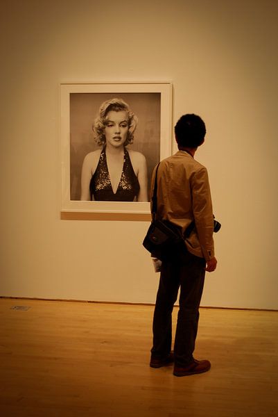 Marilyn Monroe en mijmerende man van Cathy Janssens