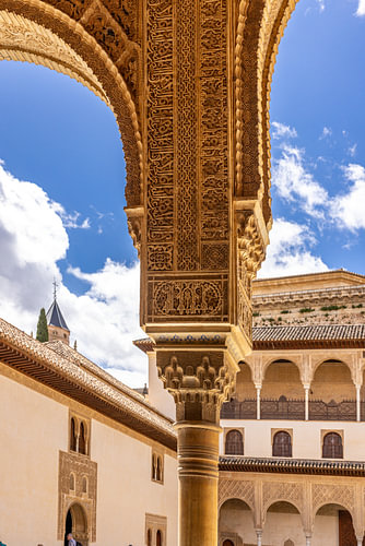 Stuckbogen mit Blick auf die Alhambra